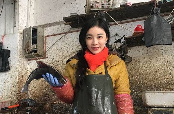 95后卖鱼西施爆红网络 人美心善杀鱼都养眼
