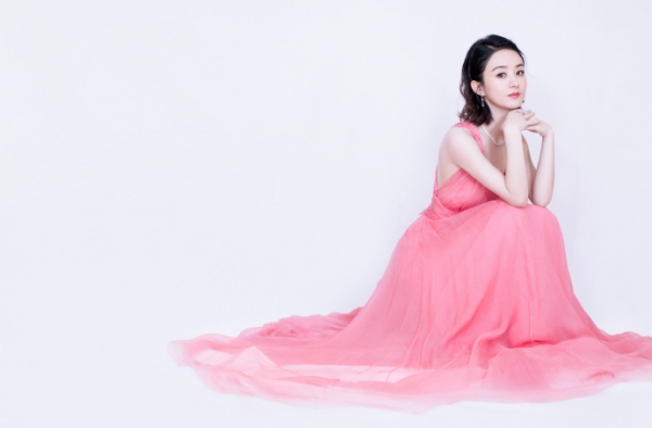 赵丽颖粉色红裙出席首映礼 粉丝直呼美若天仙