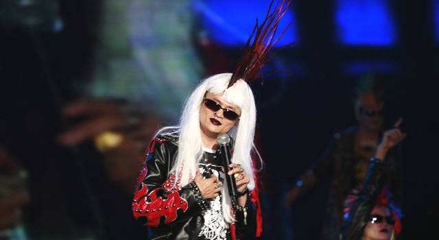 高管抱摔演员骨折台下一片喝彩 企业文化是这样的？