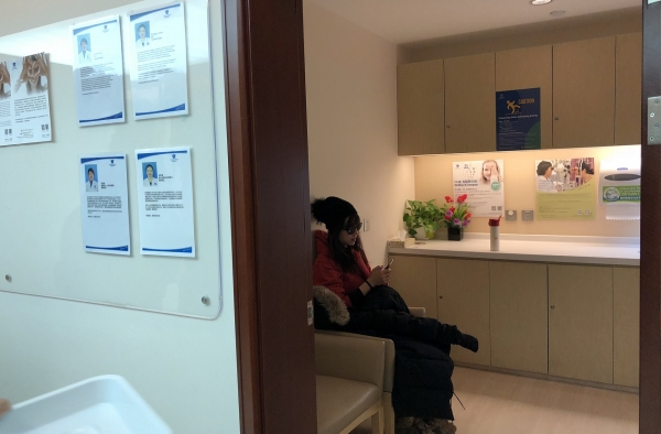 张静初拍新戏《冰峰暴》 意外受伤到医院就医