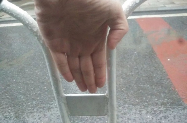 女子意外摔倒卡入护栏身亡 小小的护栏威力那么大？