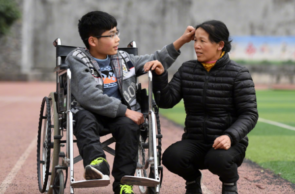 坚强母亲风雨无阻背子求学 母亲：上学是他唯一的出路