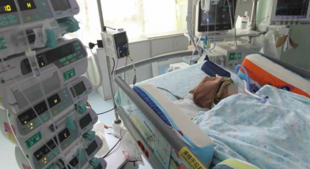 扔苹果砸中女婴 抢救多日生死未卜令人揪心！