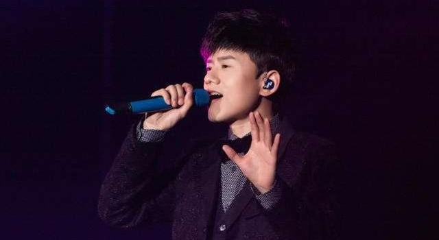 王源偷塞礼物给张杰 网友：什么礼物让杰哥这么惊讶