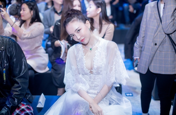 吕佳容受邀出席上海时装周 白衣长裙仙气灵动