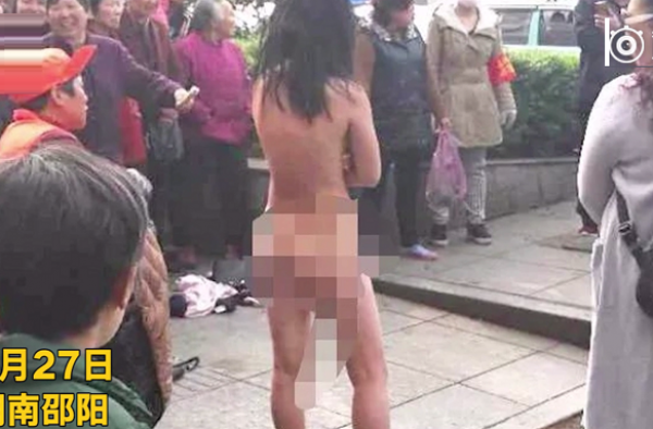 女小偷被抓现行当街脱光 她的问题或许不是盗窃是有病