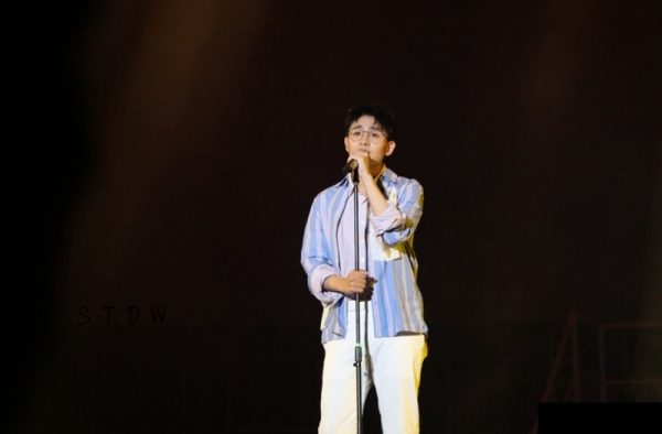 焦迈奇南京演唱会穿搭了解一下 这是自在如风的少年啊