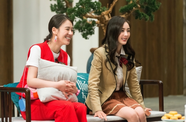 大侦探杨幂制服装少女感十足 其杨幂身份也引人猜疑
