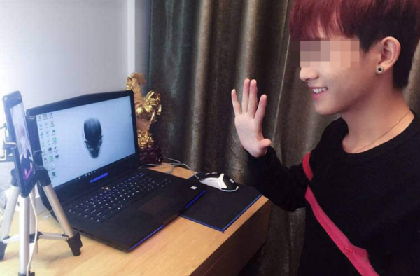 大妈打赏男主播30多万 男主播到底多有魅力？