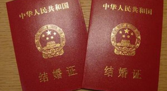 一顿拳脚后两人又领证 一个愿打一个愿挨果然绝配！