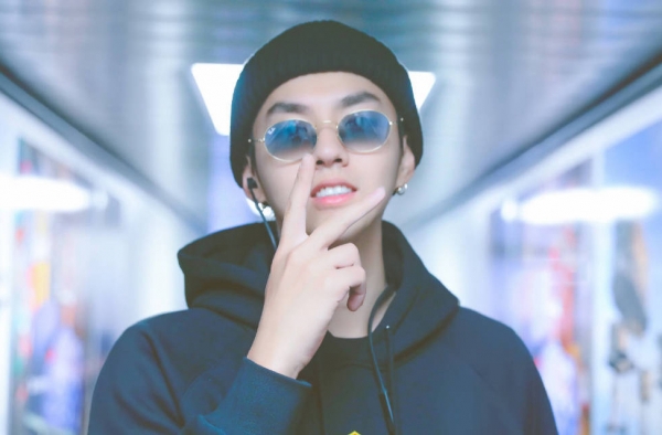 吴亦凡回国穿搭 全身酷黑搭配现时尚大佬即视感