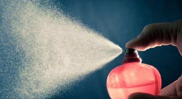 抖音对着镜头喷香水视频火爆网络 看完都想试一试？