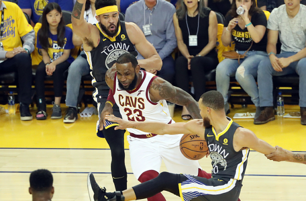 nba裁判又现争议判罚！ 骑士再负勇士总比分2-0