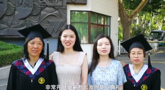 把学士服让给妈妈穿 火爆朋友圈的毕业照拍摄技巧