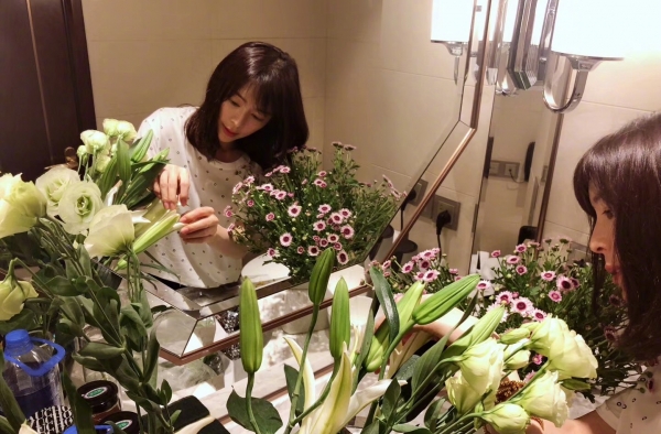 张静初进组拍戏 不忘“小家”鲜花相伴