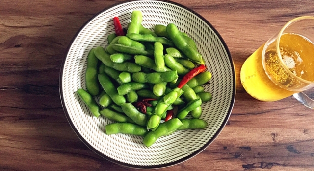 长期吃毛豆啤酒关节变形 这样的宵夜标配有风险！