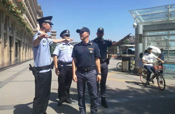 意大利警西安巡逻 高颜值的外表 一身帅气的制服！