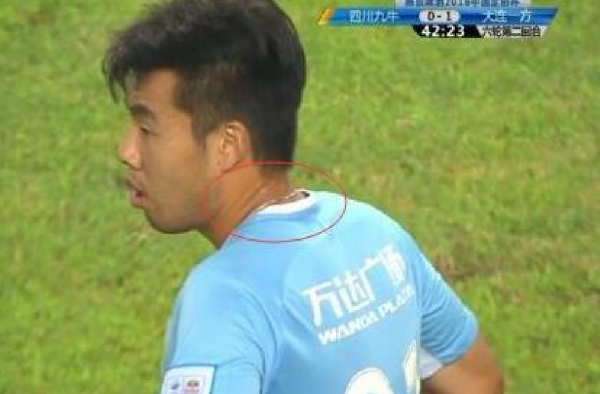 球员疑戴项链比赛 国足如何能担大任？
