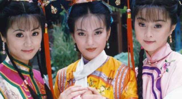 赵薇西装上身美回小燕子，大眼睛依旧漂亮
