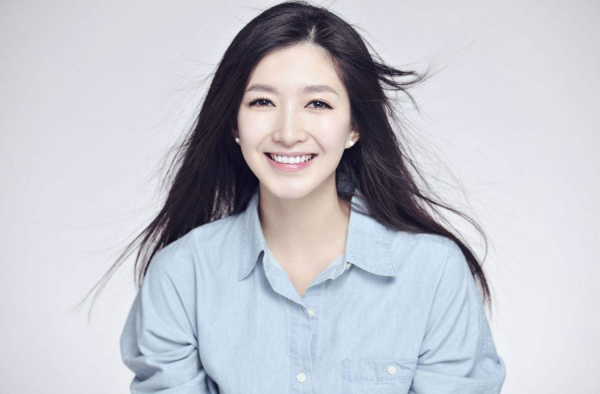 女神江疏影机场身着碎花上衣，大长腿引人注目