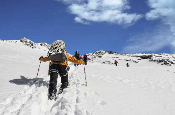 留学生登山遇难 被湍急的水流冲走,警方出动了直升机.