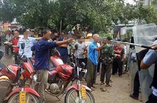 执法遭两百人追打(图) 恶民拿棍棒,追打警车4公里!