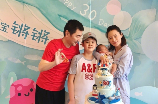 陈建斌二胎儿子满月会，蒋勤勤晒温馨全家福