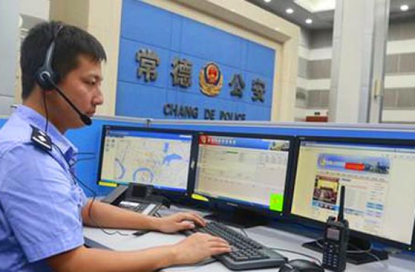 女生打110叫外卖，接警员听出玄机将其挽救!