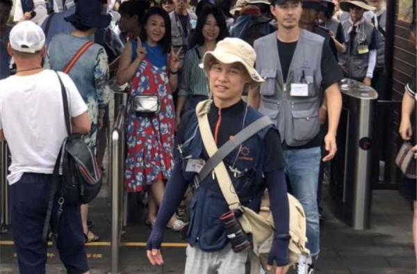 赵寅成低调现身吉林跟团游，身穿工装难掩帅气