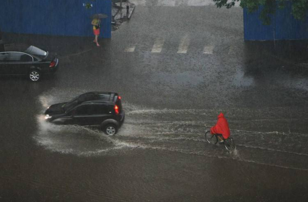 北京暴雨，倾盆大雨连绵不绝阻碍上班路