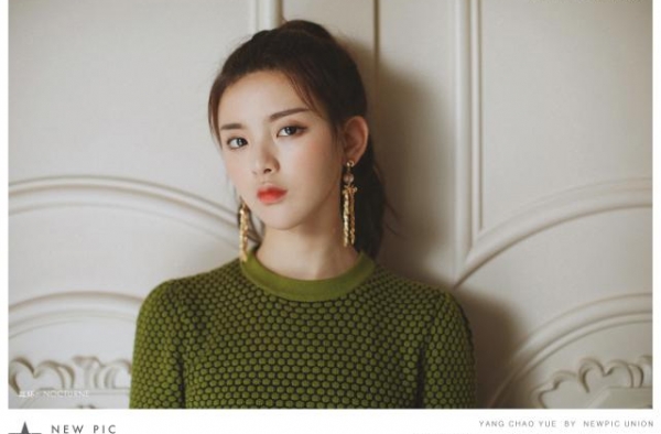 杨超越《NEWPIC》首组个人大片来袭，高冷宫廷风有没有美到你