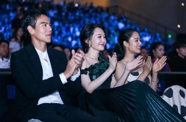 彭于晏与许晴热恋，戏里戏外十分亲密，得工作人员辟谣