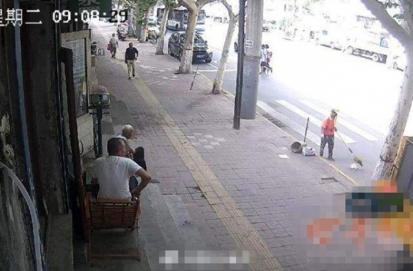 疑似西安检查员故意诬陷环卫工 这也太丧尽天良了吧！