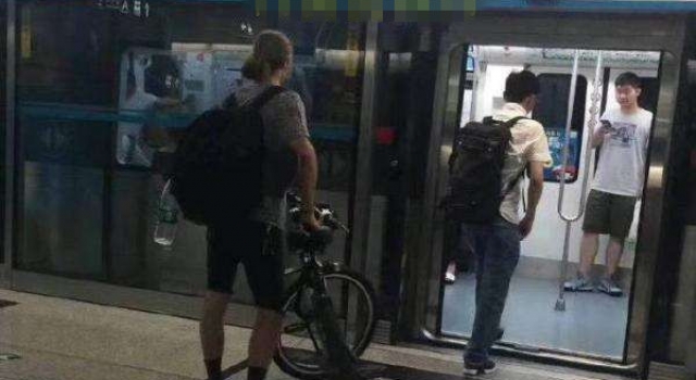 外国人推自行车上地铁怎么回事？还有特殊对待吗？