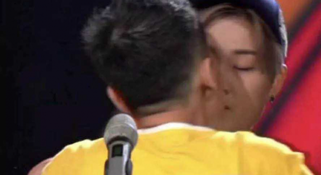 李宇春现场遭男粉丝强吻 节目录制暂时中断