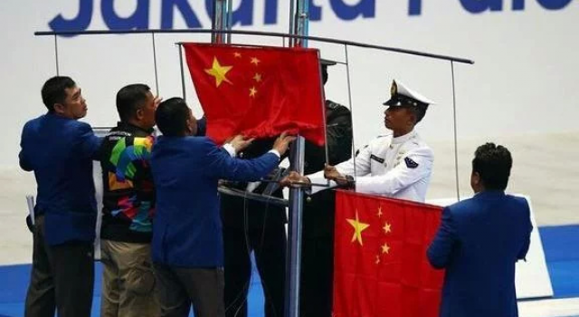 颁奖时国旗掉落，孙杨要求重新升国旗！网友：国格担当