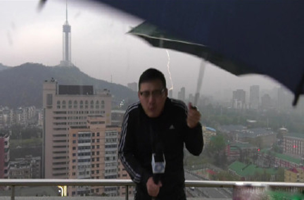 史上最惨气象主持人 今又“出事”敬业的同时还需懂自保