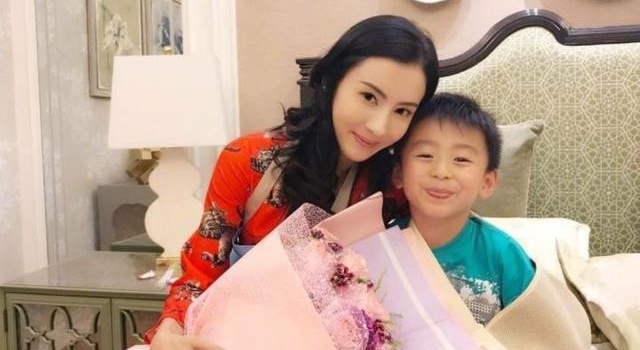 张柏芝直播做宵夜给儿子吃，被吐槽卖相差，同时忽视字幕