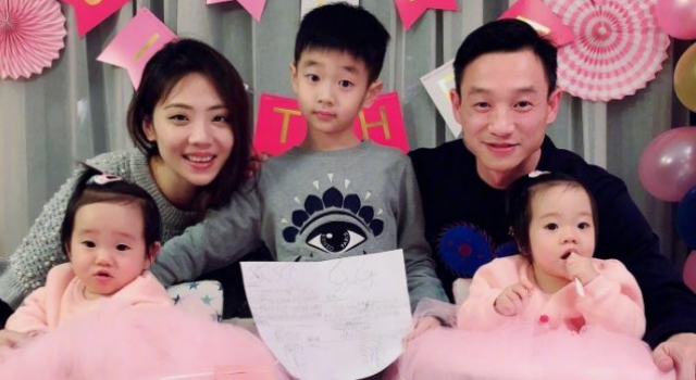 “小杨威”跟母亲合照 网友直言孩子长得很快酷似父亲