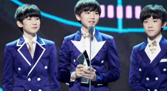 TFBOYS演唱会出现激光笔，王源眼睛疑似照伤，王俊凯千玺躲闪