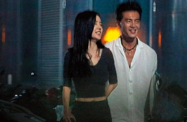 by2姐姐恋情 男方身份曝光 姐妹均恋富二代？