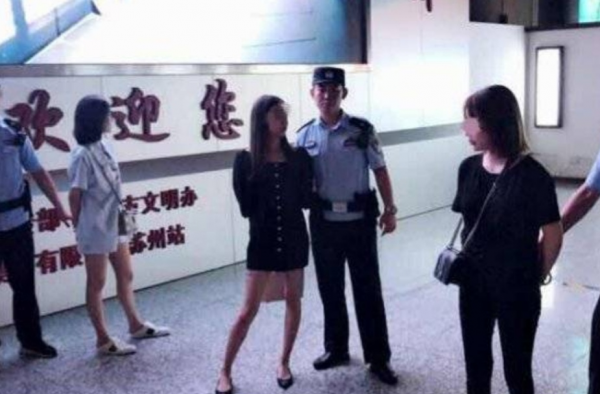 女孩高铁吸毒被抓 表示只是为了刺激