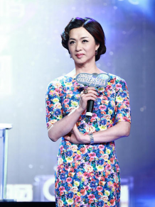 金星和汉斯复婚首次回国，女人味又回到了金星身上