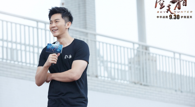 李晨在微博发声，微博瞬间沦陷，网友：“头顶着青青大草原”