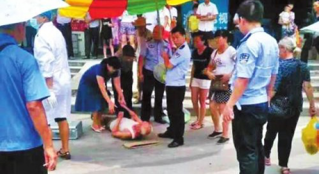 警民撑伞摔倒老人 小小暖心举动引得无数网友点赞