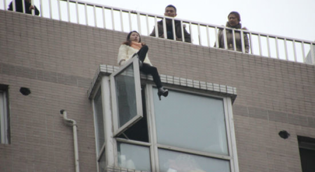 为了救他全城停电，男子爬电塔想要轻生
