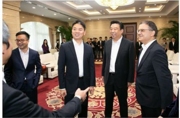 刘强东现身签约 全程微笑未受影响　