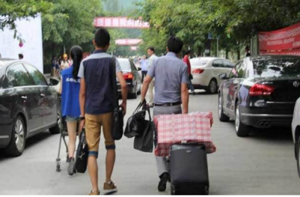 女生众筹上大学,打暑假工攒钱却被骗光