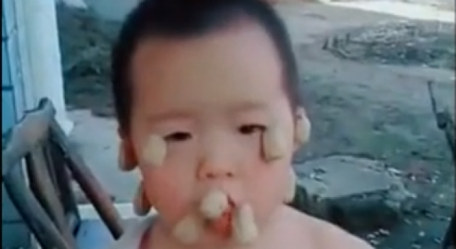 这娃娃肯定不是亲生的，亲生的谁这样做，看着都疼