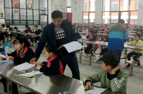 考场遇爸妈是什么感受?想起被监考老师支配的恐惧!
